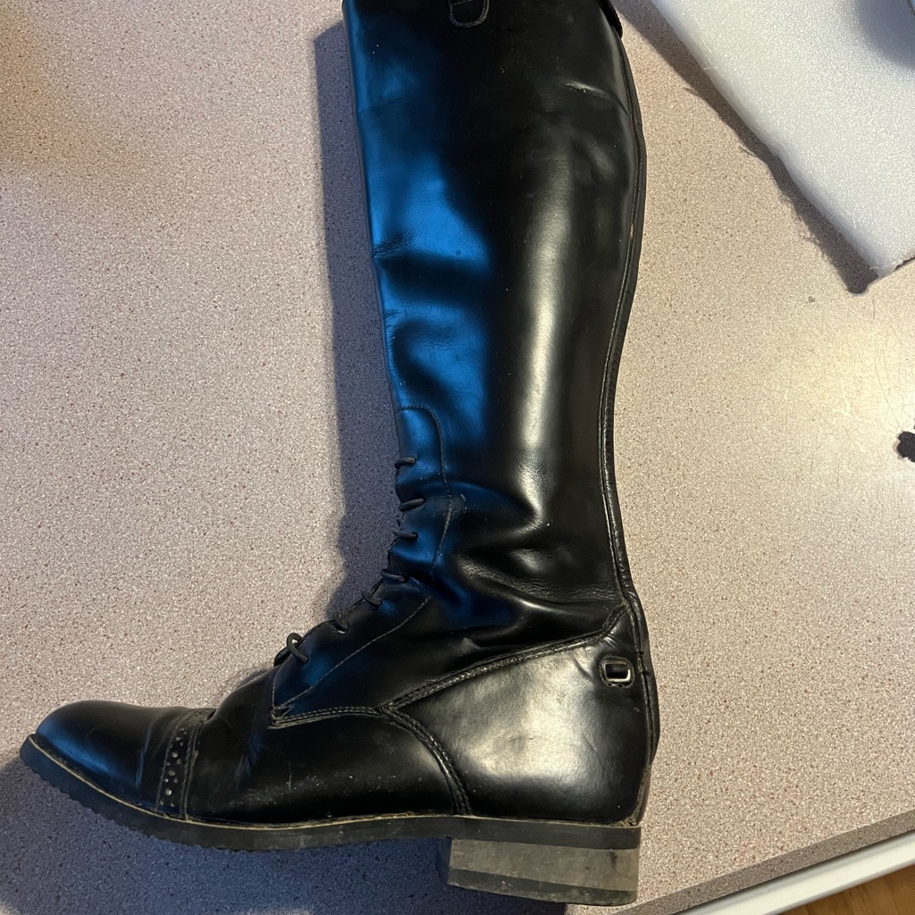 Ovation Size 8.5 Tall Boot With Zipper
